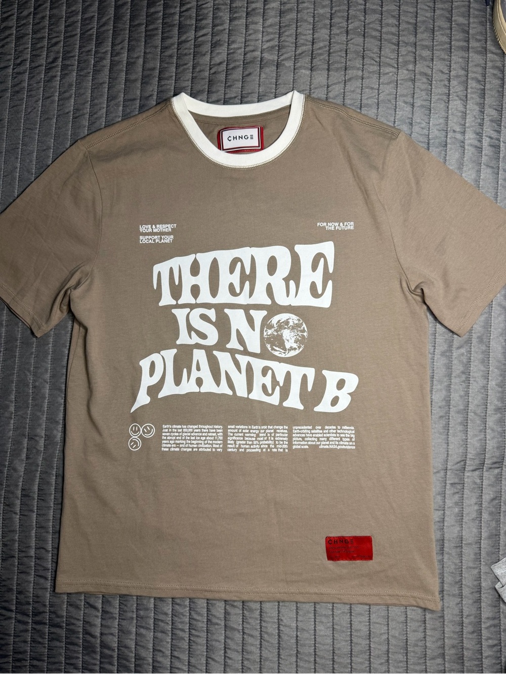 CHNGE unisex Short-Sleeve Brown Graphic Tee with White Print M